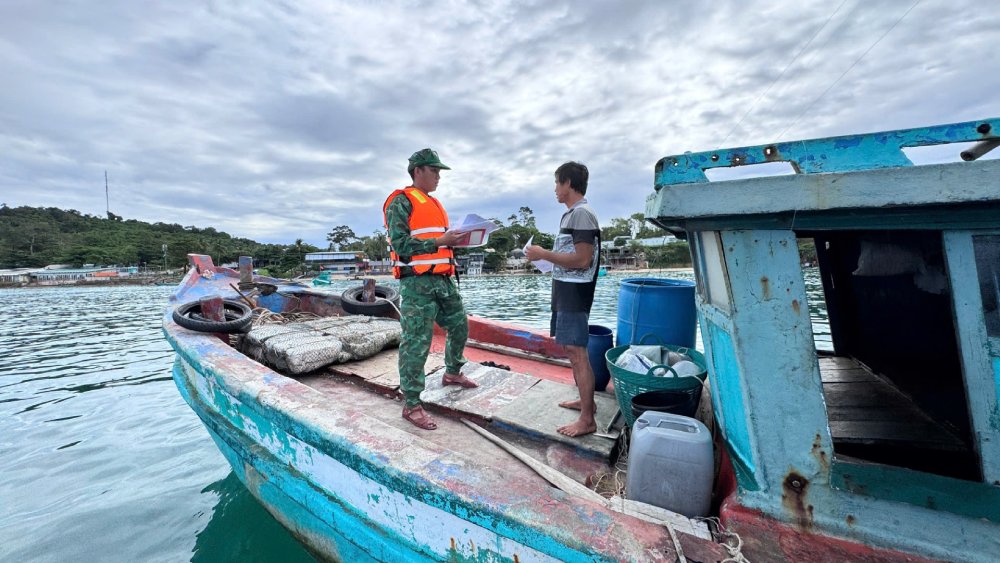 Les forces renforcent le controle des activites des bateaux de peche tout en sensibilisant les pecheurs et les proprietaires de bateaux a la lutte contre l'exploitation IUU. Photo : Tien Vinh