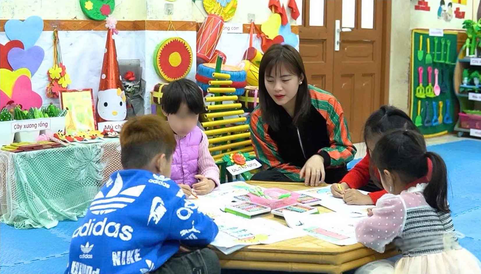 Co Phan Bich Phuong - giao vien Truong Mam non Dong Dang (xa Dong Dang, Lang Son) - trong mot tiet day. Anh: NVCC