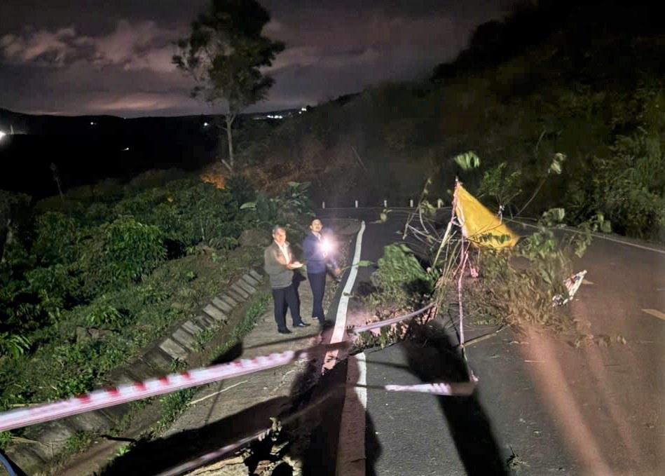 Co quan chuc nang kiem tra tinh trang sut lun tren tuyen duong. Anh: Phuc Khanh