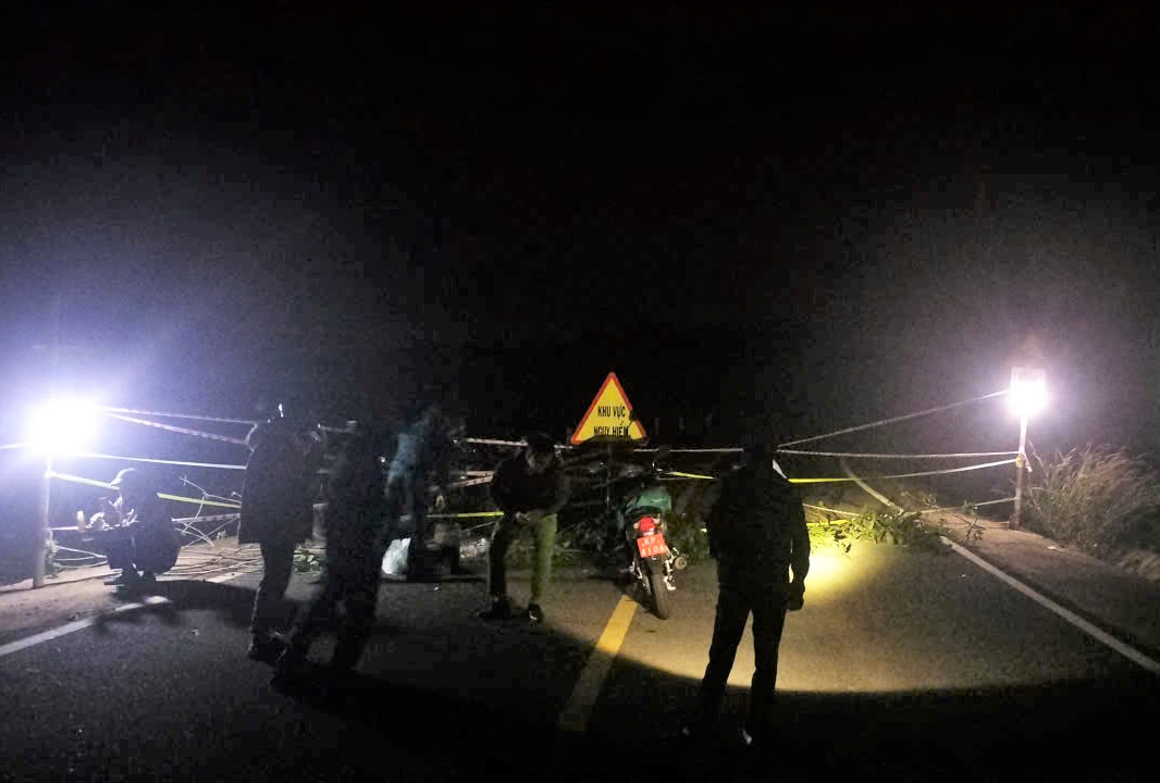 Cac luc luong duoc giao nhiem vu ung truc tai doan duong sut lun de canh bao cho nguoi tham gia giao thong. Anh: Co quan chuc nang cung cap