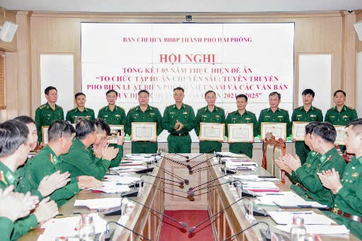 Cac tap the, ca nhan duoc khen thuong. Anh: BDBP Hai Phong