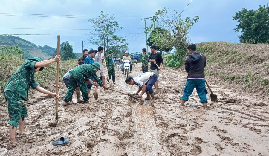Duong ngap ngua bun dat, nguoi dan va luc luong bien phong phoi hop khac phuc. Anh: H.Nguyen