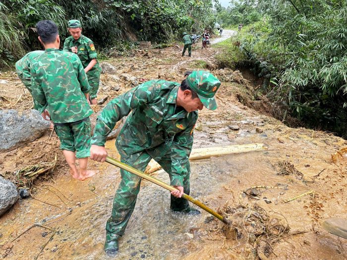 Khoi thong doan duong day bun dat va da tang. Anh: H.Nguyen