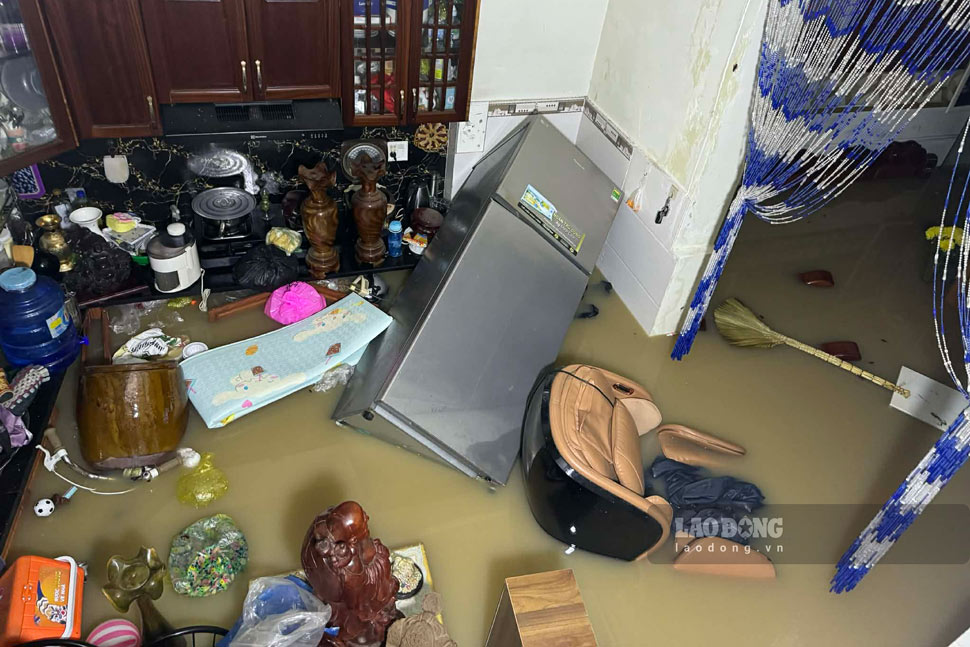 Nha chi Trinh ngap hon 3m, do dac trong nha bi nuoc lu nhan chim. Anh: Hoai Phuong