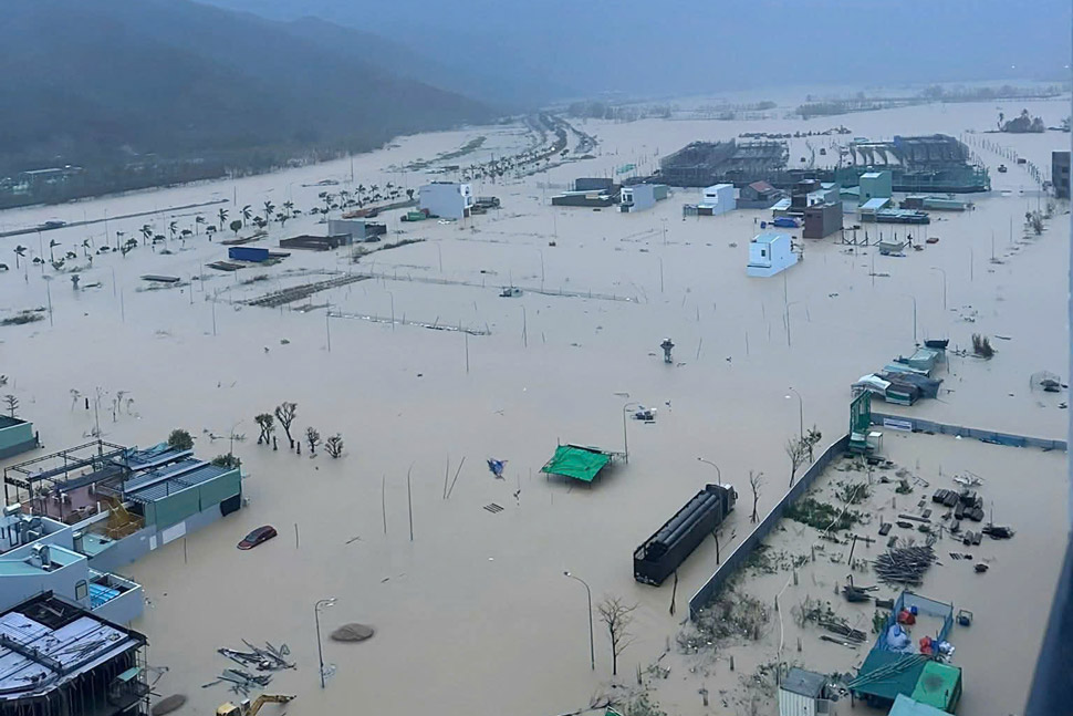 Hon 10.000 nha dan phuong Quy Nhon Bac ngap trong nuoc lu. Anh: Dinh Tan