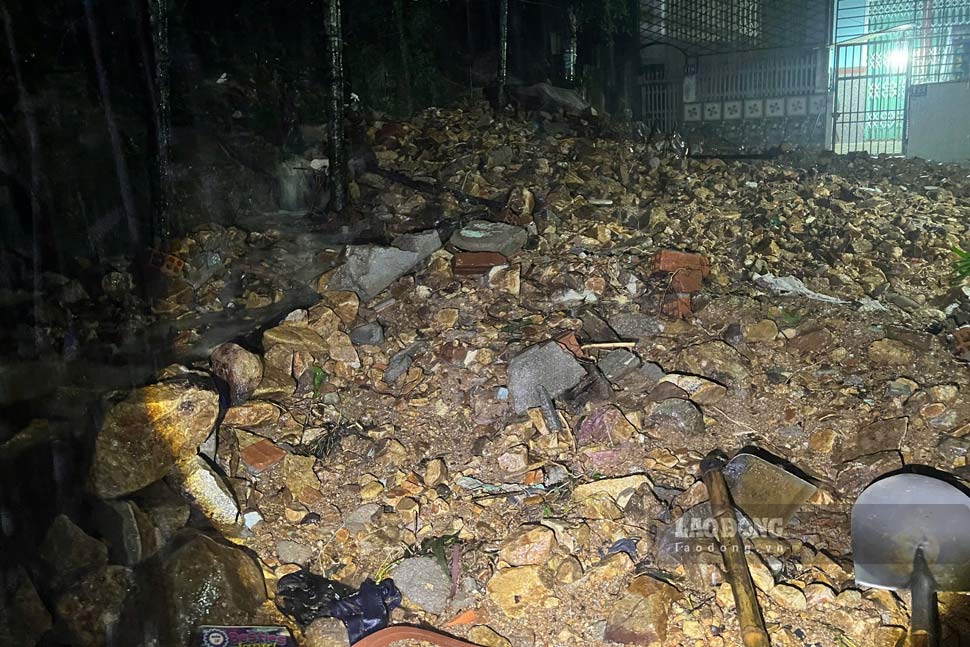 Dat da tren nui Xuan Van (phuong Quy Nhon Nam) sat xuong khu dan cu. Anh: Hoai Phuong