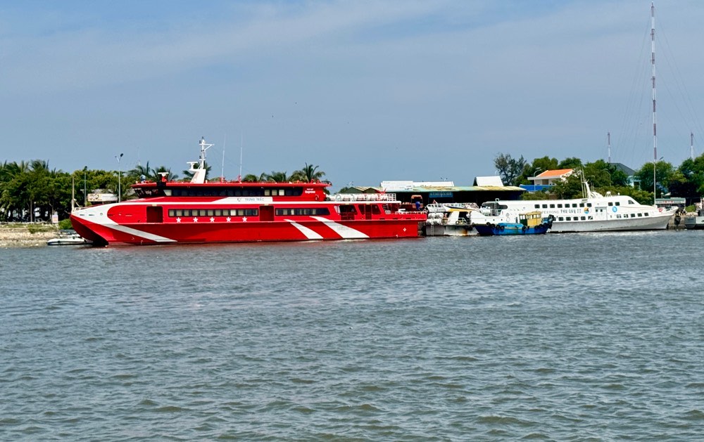 Cac tau cao toc neo dau tai Cang van tai Phan Thiet. Anh: Duy Tuan 