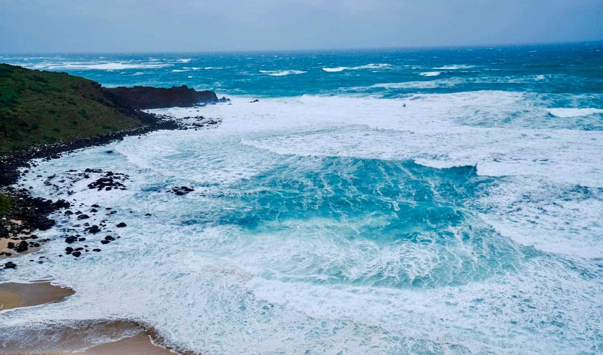 북동풍 계절에 Phu Quy 특별 구역의 큰 파도. 사진: Duy Khang