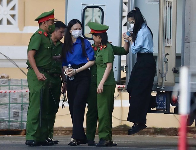 Hoa hậu Thùy Tiên được áp giải đến phiên tòa tại TPHCM sáng nay