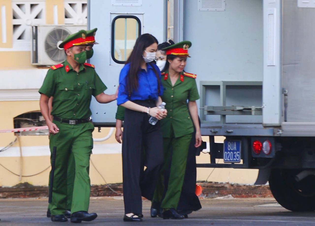 Hoa hậu Thùy Tiên được áp giải đến phiên tòa