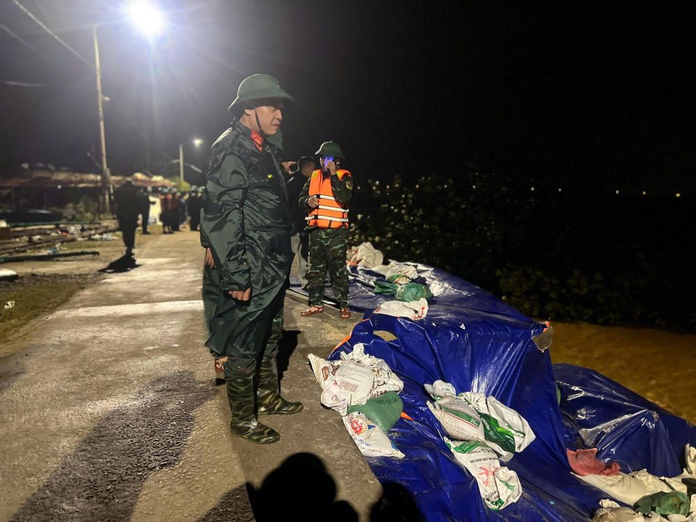 Dai ta Tran Huu Ich - Chi huy truong Bo CHQS TP Da Nang truc tiep chi dao hien truong. Anh: Khai Dang