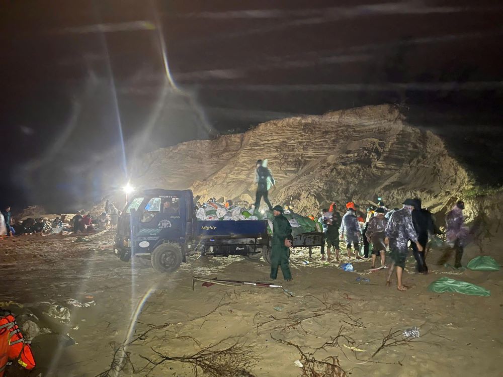 Hon 500 can bo, chien si co dong trong dem ung cuu khan cap bo ke An Luong, Da Nang. Anh: Khai Dang