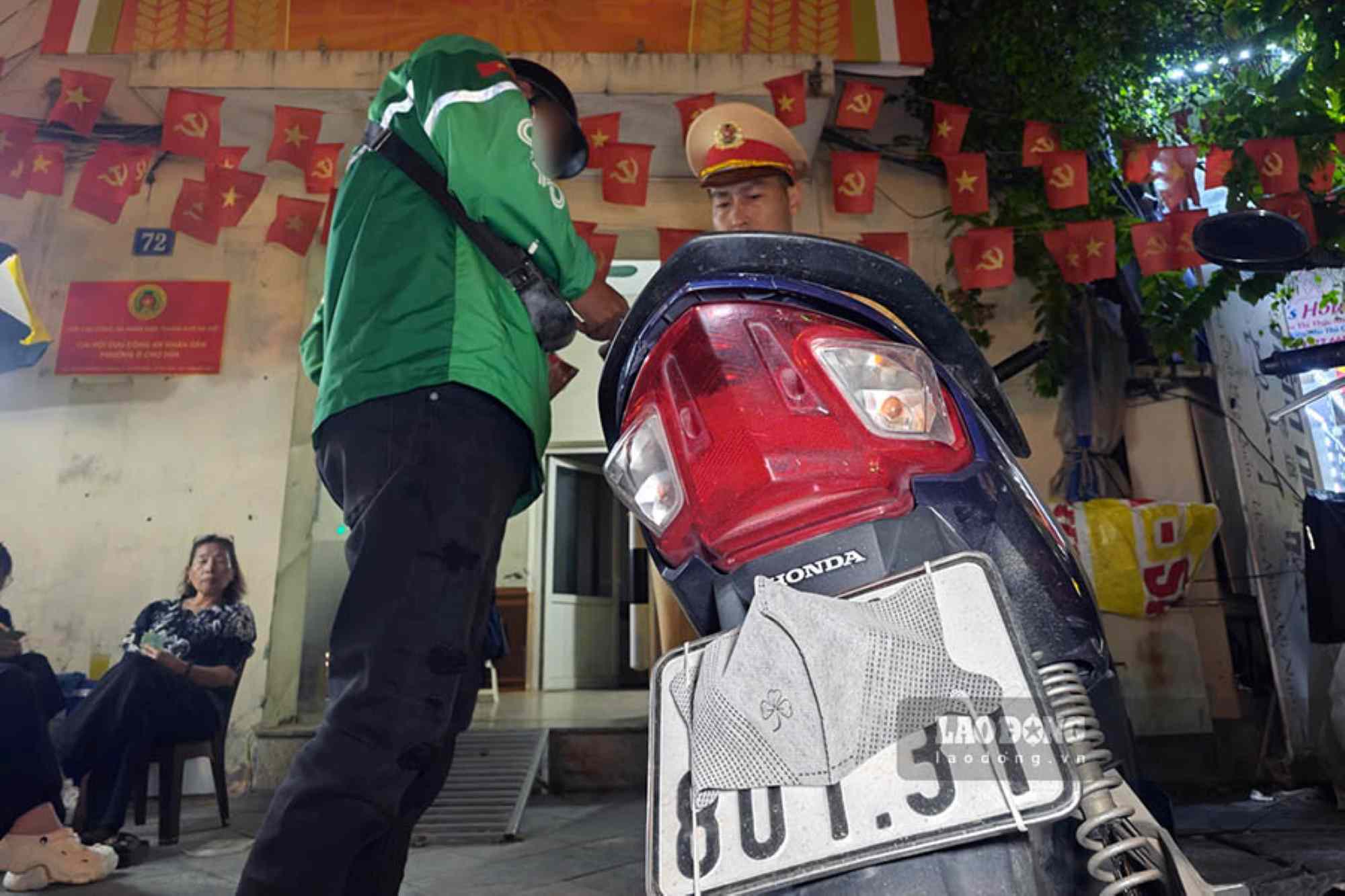 ナンバープレートを隠したバイクの多くのケースが処理され、この行為は400万〜600万ドンの罰金が科せられる可能性があります。写真:Thang Nguyen
