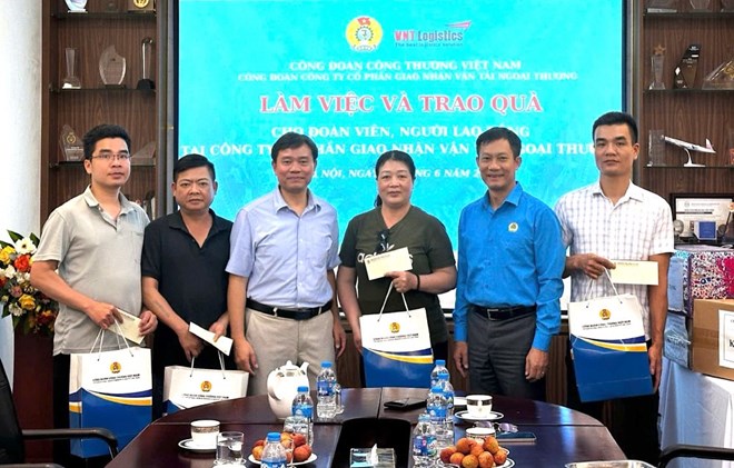 Mr. Le An Hai - Chairman of the Vietnam Trade Union of Industry and Trade (2nd, from right) - presented gifts to workers. Photo: Thuy Linh
