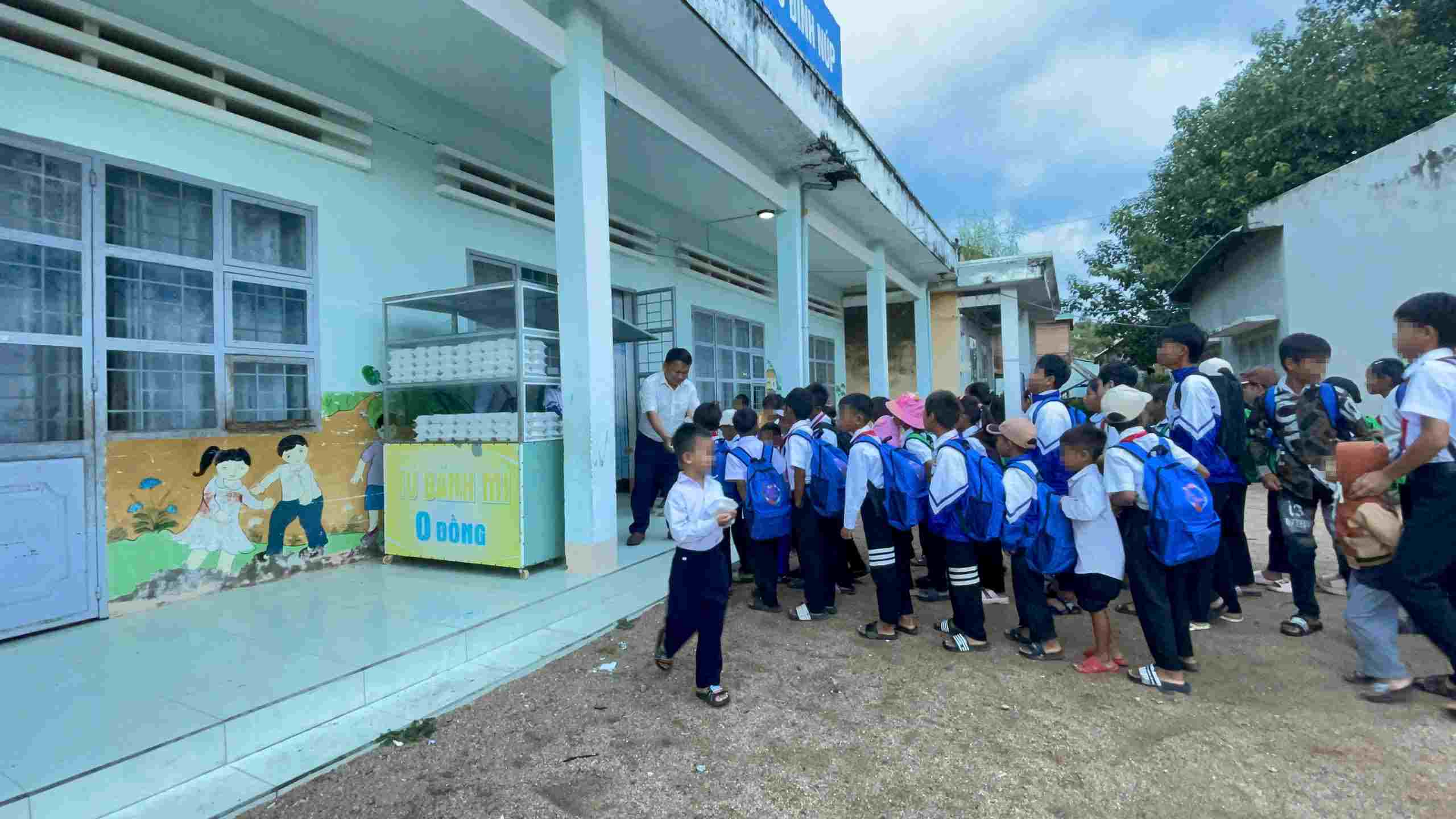The 0 VND bakery has been maintained for many years, helping students get to class fully. Photo: Thanh Tuan