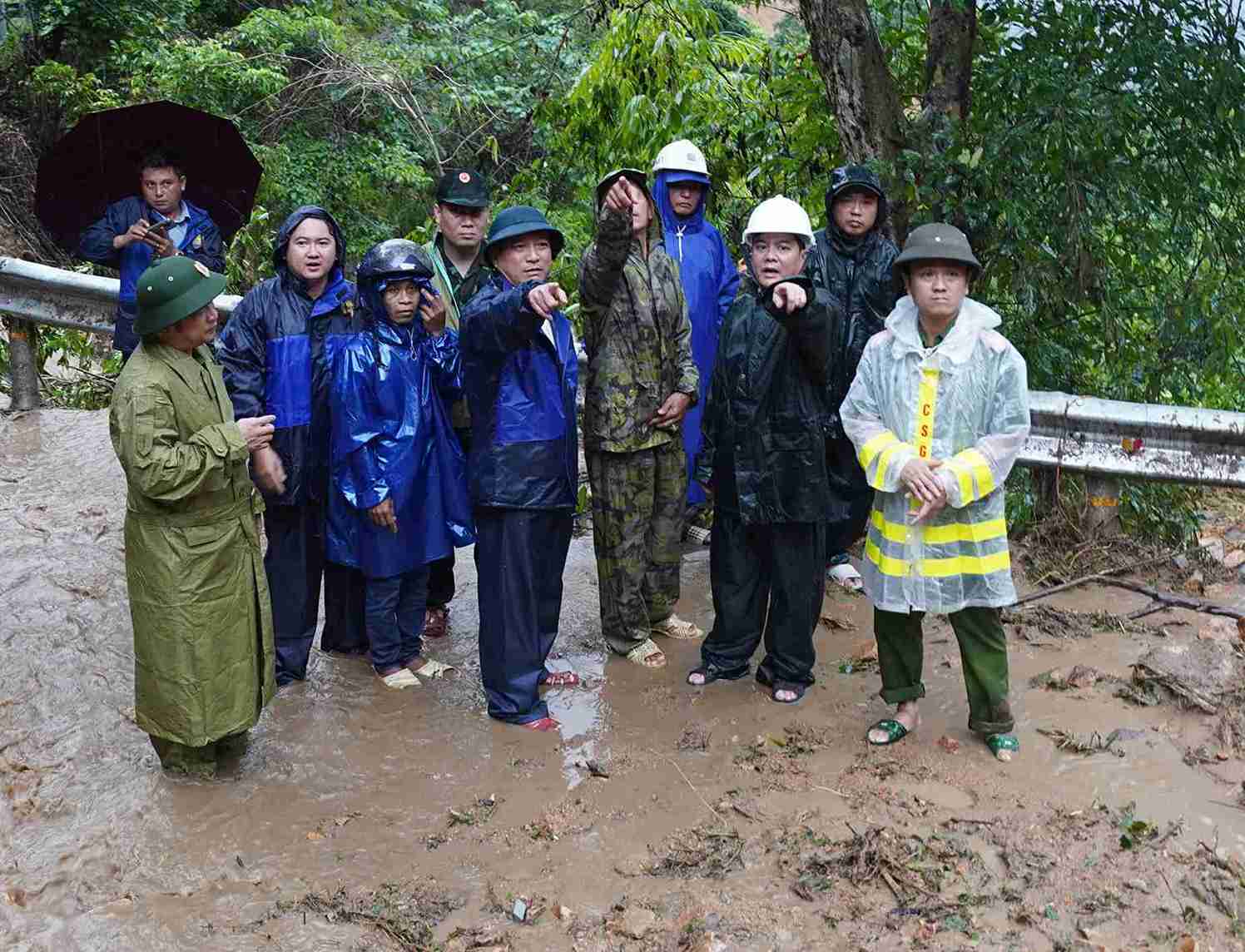 ong Do Minh Thanh - Chu tich UBND xa Cam An cho biet: “Vu sat lo nghiem trong toi 16-11 tren deo Khanh Son da khien cho 1 nguoi chet, 8 nguoi bi thuong (trong do co 1 nguoi bi thuong nang dang dieu tri tai Benh vien Da khoa Khanh Hoa), hien van con 1 nguoi mat tich, bi vui lap duoi dong dat da day. Cong tac tim kiem nan nhan bi gian doan lien tuc do lien tuc co mua lon; cac luc luong chuc nang khong the tiep can duoc hien truong do khu vuc nay tiep tuc bi sat lo lan thu 2 vao sang som ngay 17-11. Den chieu 17 va sang 18-11, cac luc luong moi tiep tuc to chuc tim kiem duoc”.