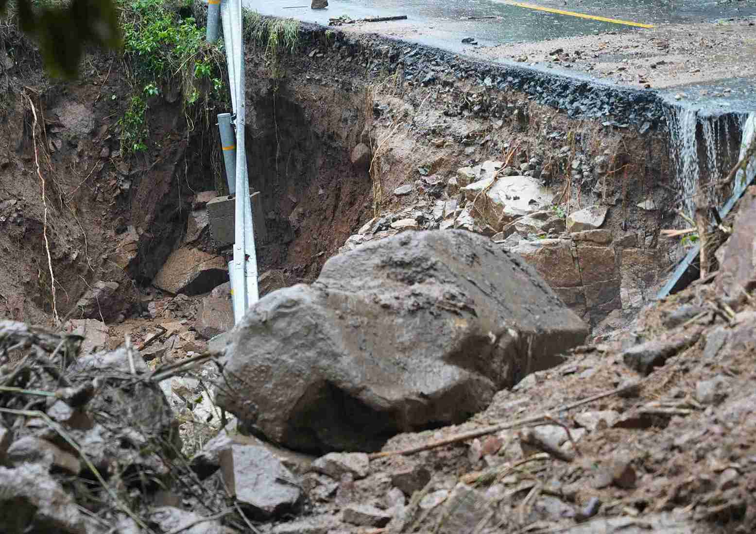 Cong tac tim kiem nan nhan bi gian doan lien tuc do lien tuc co mua lon; cac luc luong chuc nang khong the tiep can duoc hien truong do khu vuc nay tiep tuc bi sat lo lan thu 2 vao sang som ngay 17-11. Den chieu 17 va sang 18-11, cac luc luong moi tiep tuc to chuc tim kiem duoc”.