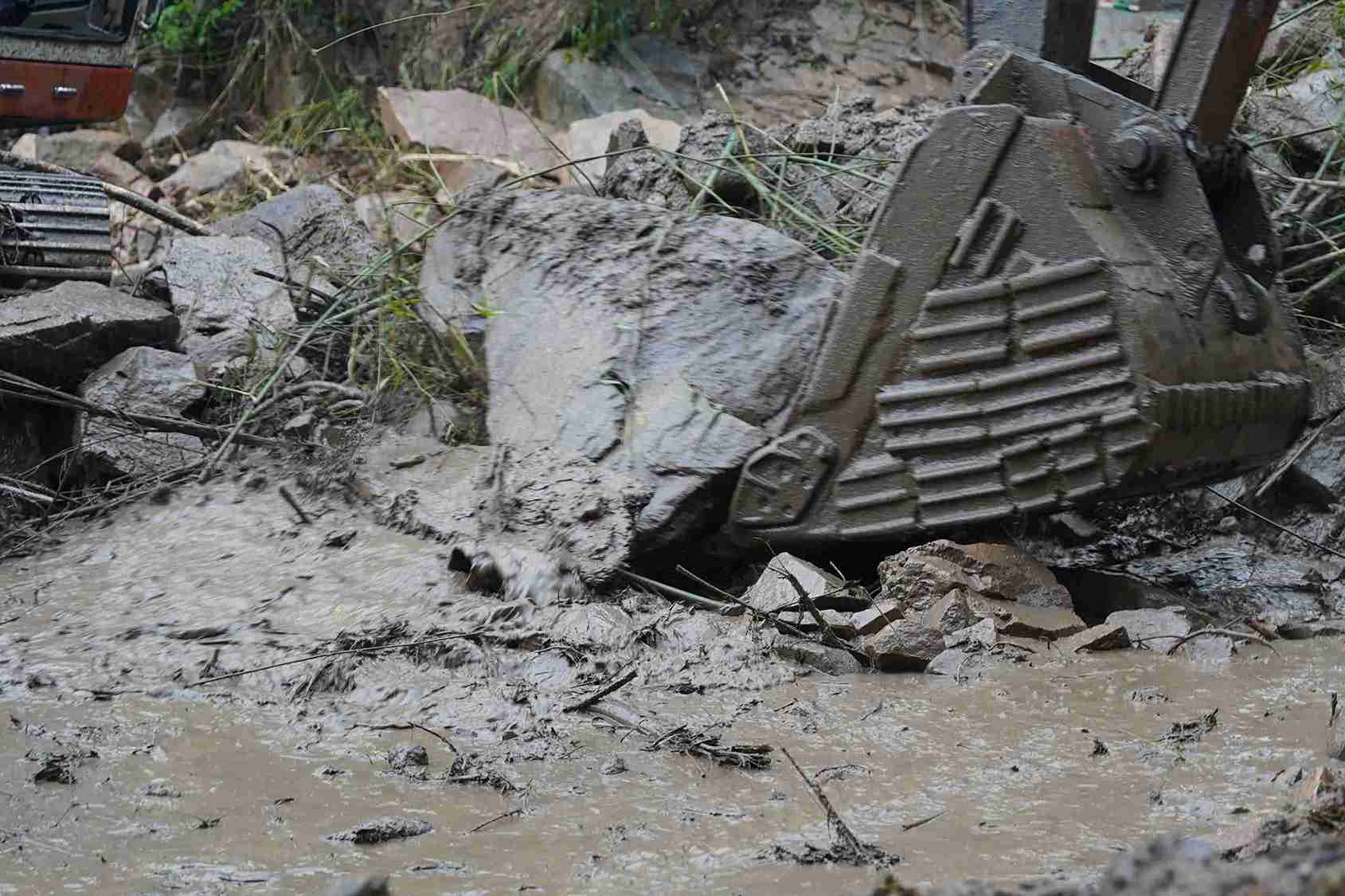 Hang nghin met khoi dat da tu vach nui cao gan 100m bat ngo tran xuong, chan ngang mat duong va vui lap lan trai noi 10 nguoi dang tru dem.