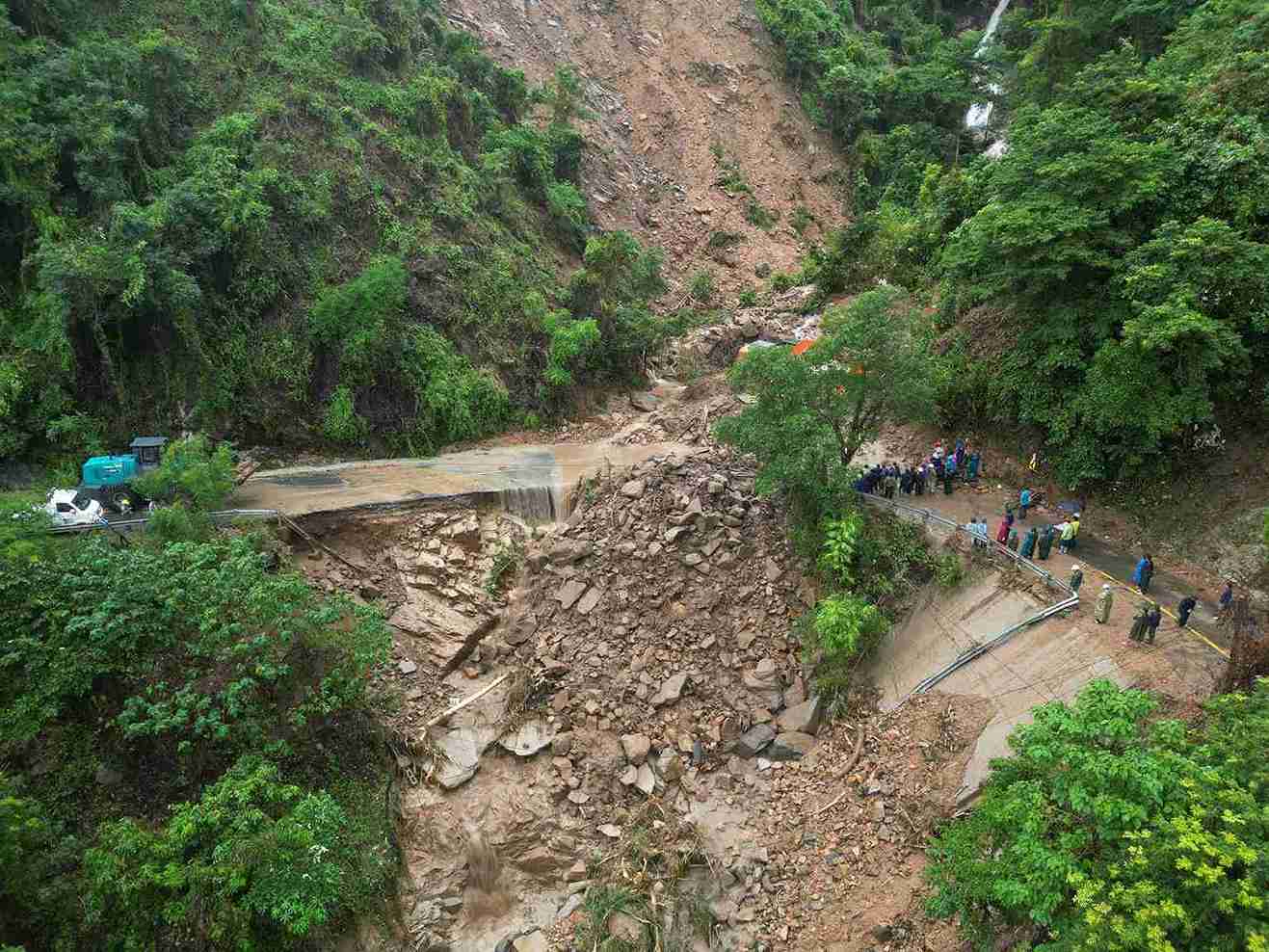 Authorities in Khanh Hoa are racing against time to find missing people after the landslide on Khanh Son Pass.