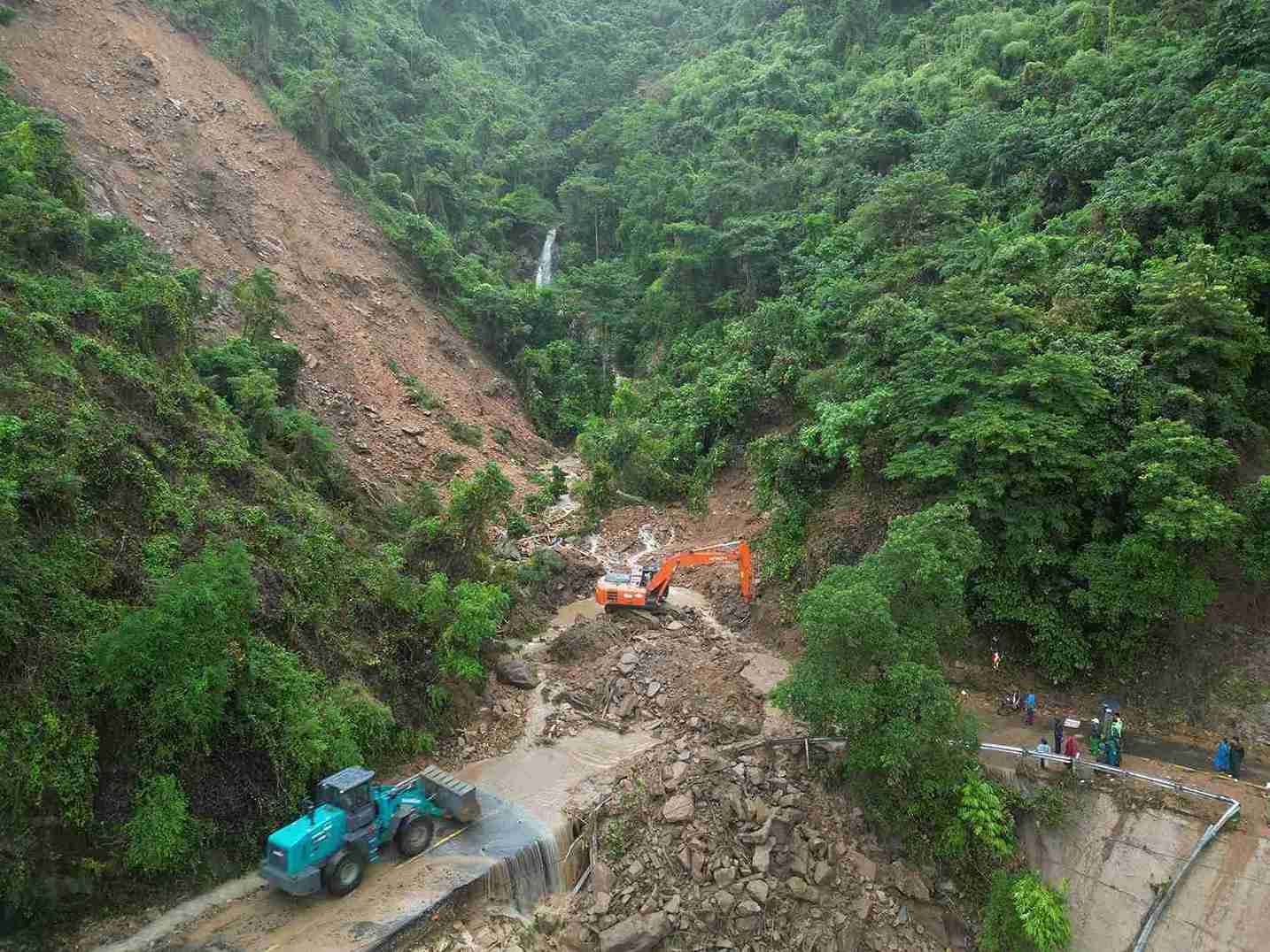 Toi qua cho den sang nay, nhieu noi o tinh Khanh Hoa xay ra mua to, den rat to. Thoi tiet xau khien cong tac cuu ho tren deo Khanh Son gap nhieu kho khan do khoi luong dat da rat lon va nguy co tiep tuc sat lo.