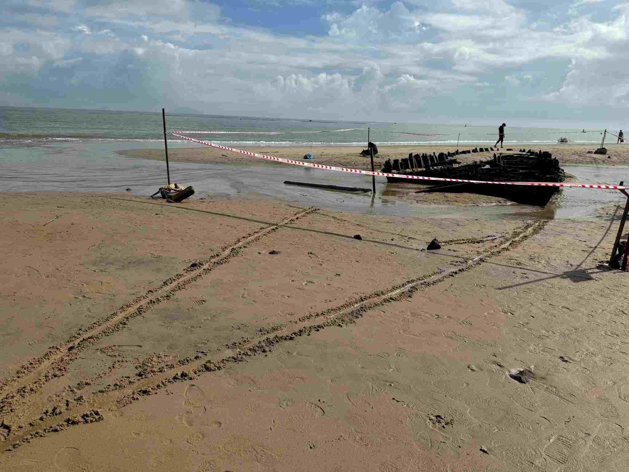 Lo ngai neu khong kip thoi khai quat, truc vot de bao quan, xac con tau co nay se hu hong sau nhieu lan xuat lo roi bi vui lap lai do song, cat bien sau moi mua mua bao. Anh: Quy Dung