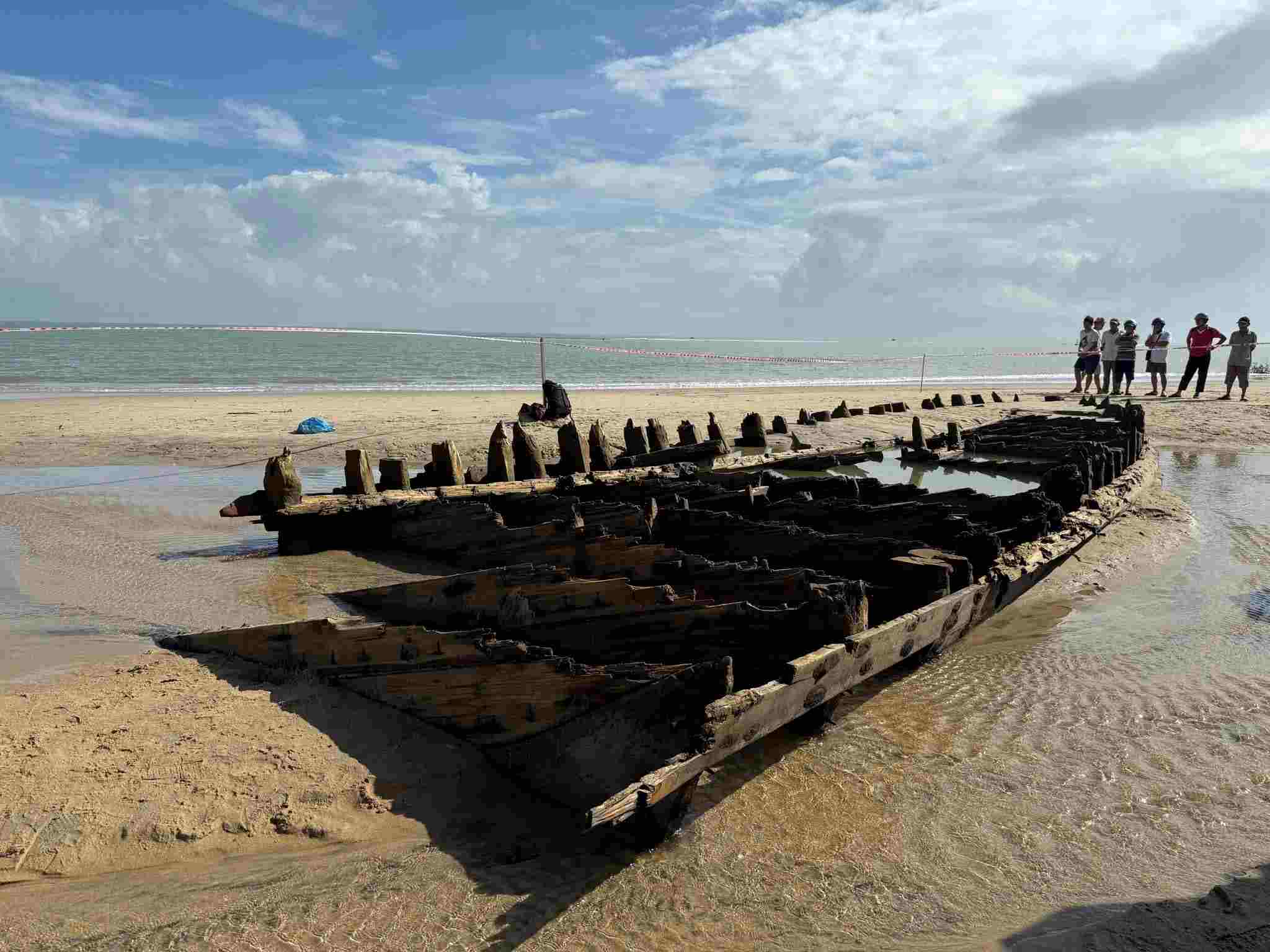 Da Nang organizara mesas redondas para encontrar soluciones para rescatar y preservar los restos del barco descubierto en Hoi An. Foto: Quy Dung