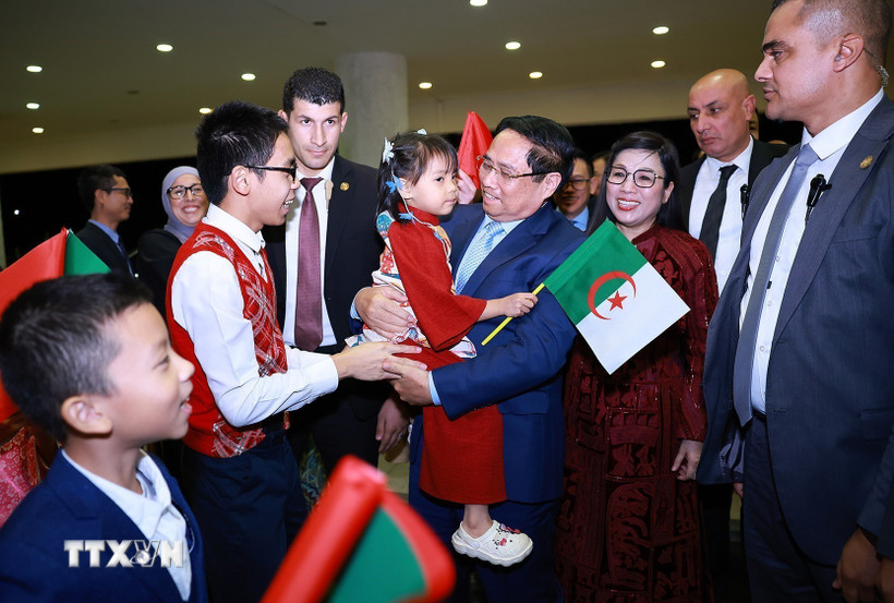Politburo member and Prime Minister Pham Minh Chinh and his wife and Vietnamese children living in Algeria. Photo: VNA