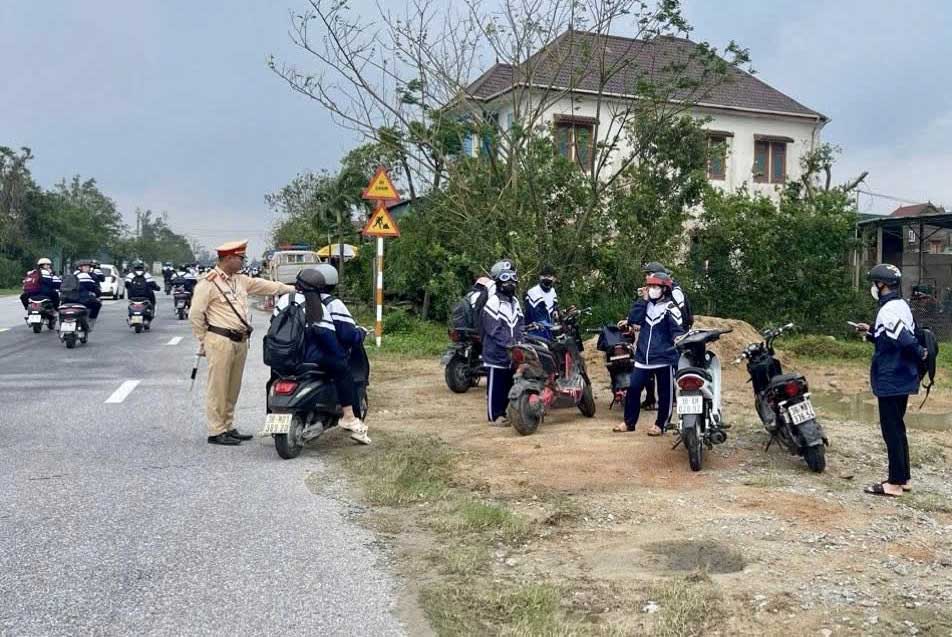 On November 18, the Traffic Police of Ha Tinh Police inspected and discovered 42 students violating traffic safety. Photo: Ha Tinh Police.