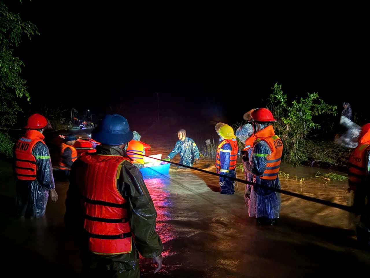 Authorities stayed up all night to evacuate people in flooded areas in Dak Lak to safety. Photo: Provided by the police
