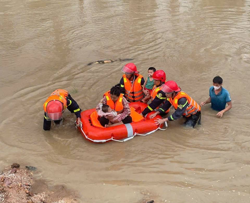 Mua lu o dia ban tinh Dak Lak van dang dien bien phuc tap. Anh: Cong an cung cap