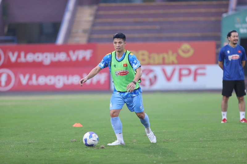 Trung ve Bui Tien Dung la mot trong ba trung ve ky cuu cua tuyen Viet Nam. Anh: Minh Dan