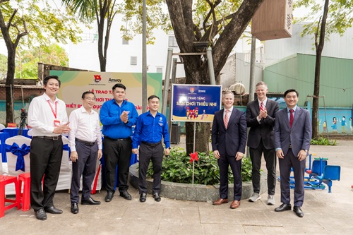 Amway Viet Nam da phoi hop voi Trung uong Doan TNCS Ho Chi Minh trien khai To chuc Le khanh thanh va tang 02 cong trinh vui choi tre em tai phuong Binh Duong. Anh: Amway