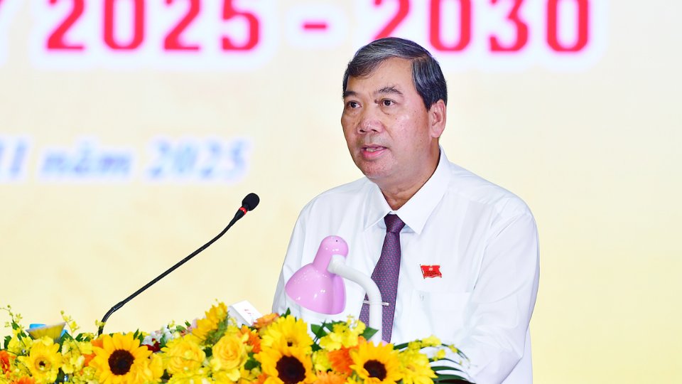 El camarada Kim Ngoc Thai Presidente del MTTQ de la provincia pronuncia el discurso de apertura del I Congreso del MTTQ de la provincia de Vinh Long mandato 2025 - 2030. Foto: Hoang Loc