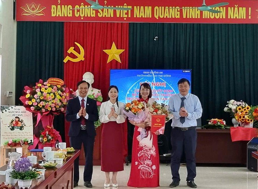 Xa Vinh Am cong bo cac quyet dinh bo nhiem 3 hieu truong truong hoc. Ảnh: Cong TTDT xa Vinh Am