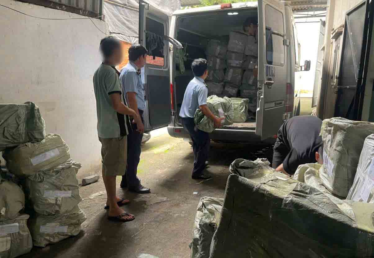 The market management force of Ho Chi Minh City has launched a drastic campaign to inspect violating goods. Photo: Ho Chi Minh City Market Management Department