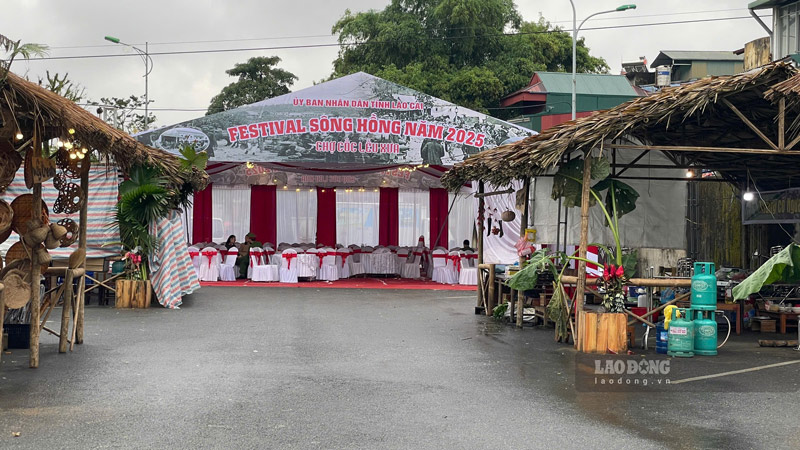 Moi cong tac da dan hoan tat de phuc vu le hoi. Anh: Dinh Dai