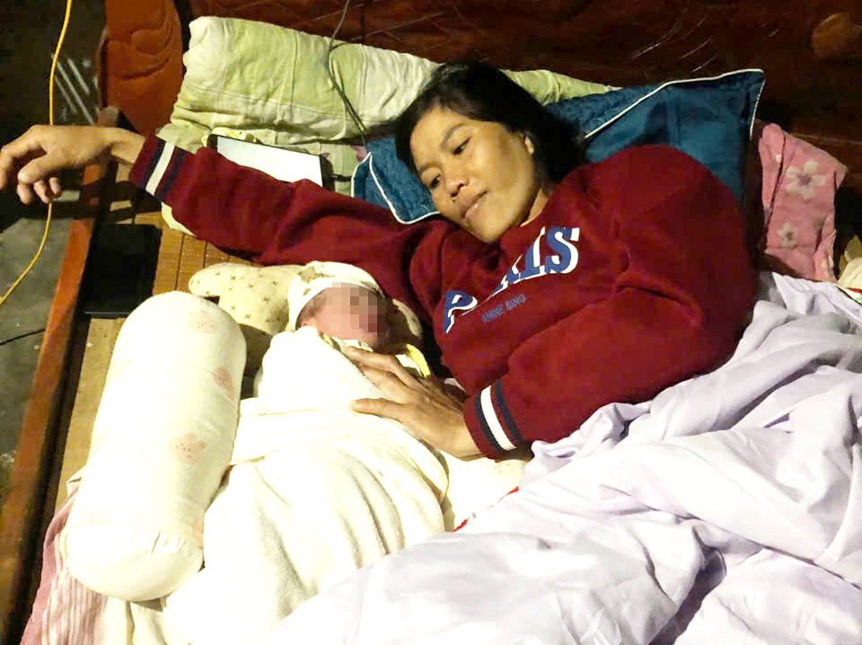 Ms. Vy was happy after receiving successful labor support from the Cam Thach Health Station Team. Photo: Cam Thach.