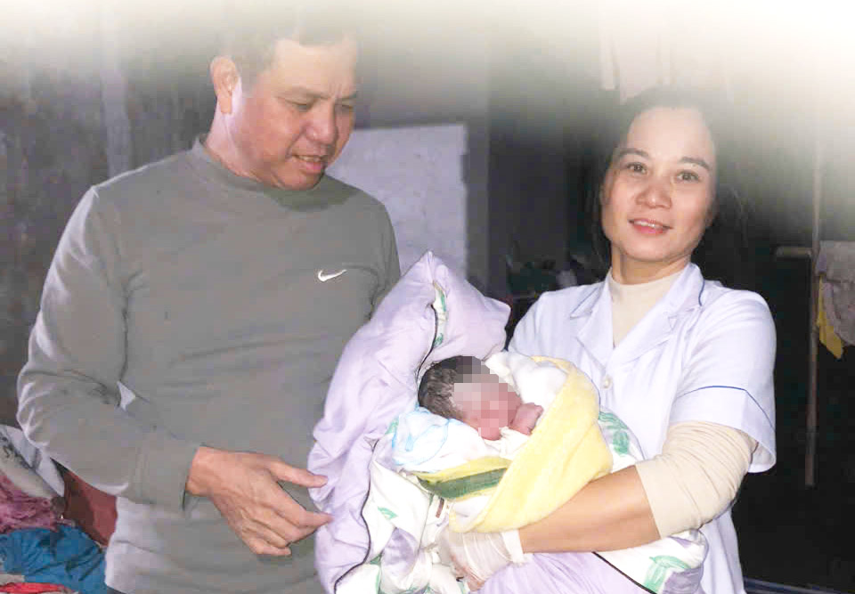 Ong Tran Huu Loc - Truong Tram Y te Cam Thach cung chi Nguyen Thi Hue da ho tro kip thoi khi chi Vy de roi trong dem mua ret. Anh: Cam Thach.