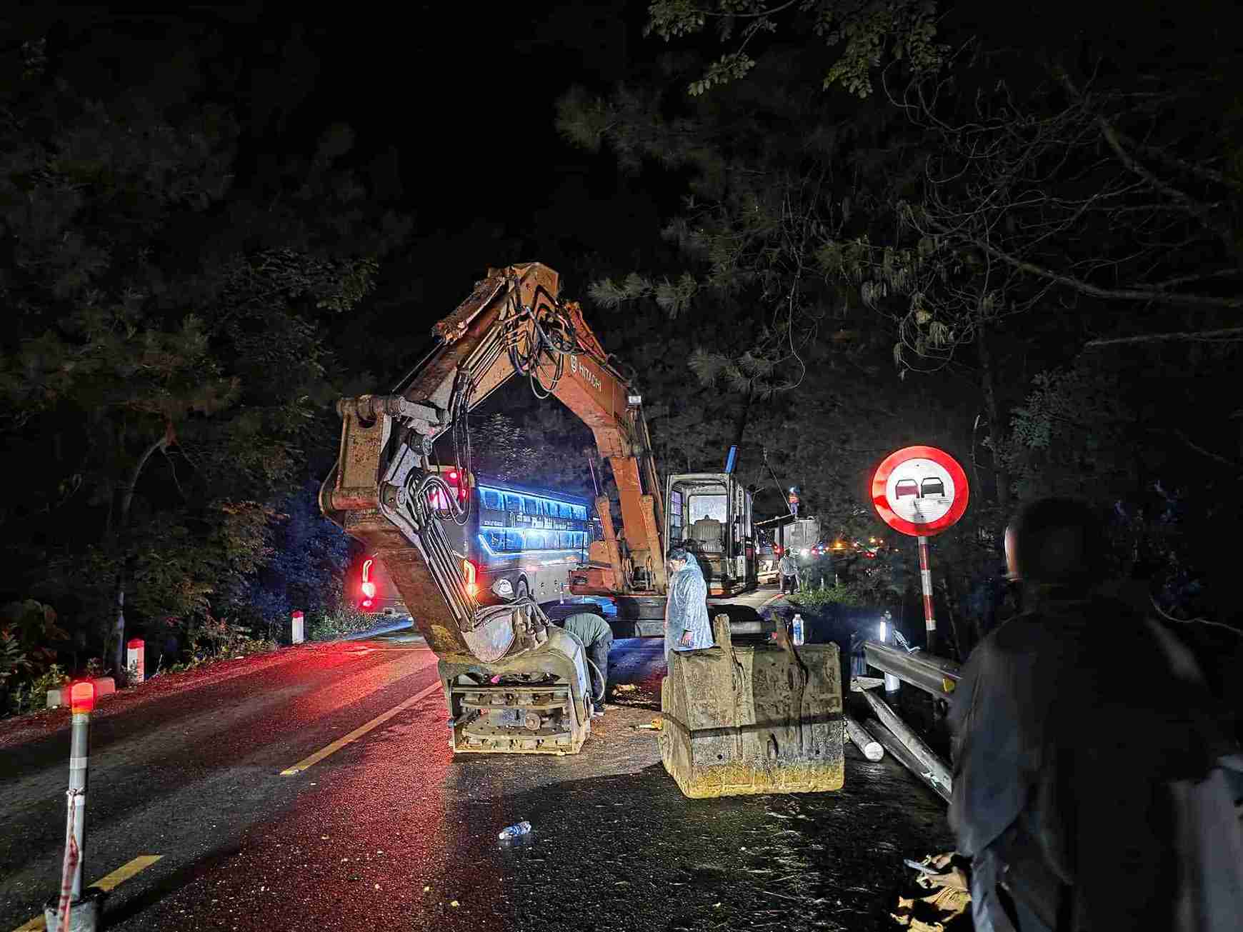Hien tai, ve co ban diem sat lo tren deo Mimosa da dam bao an toan de phuong tien luu thong. Anh: Phuc Khanh