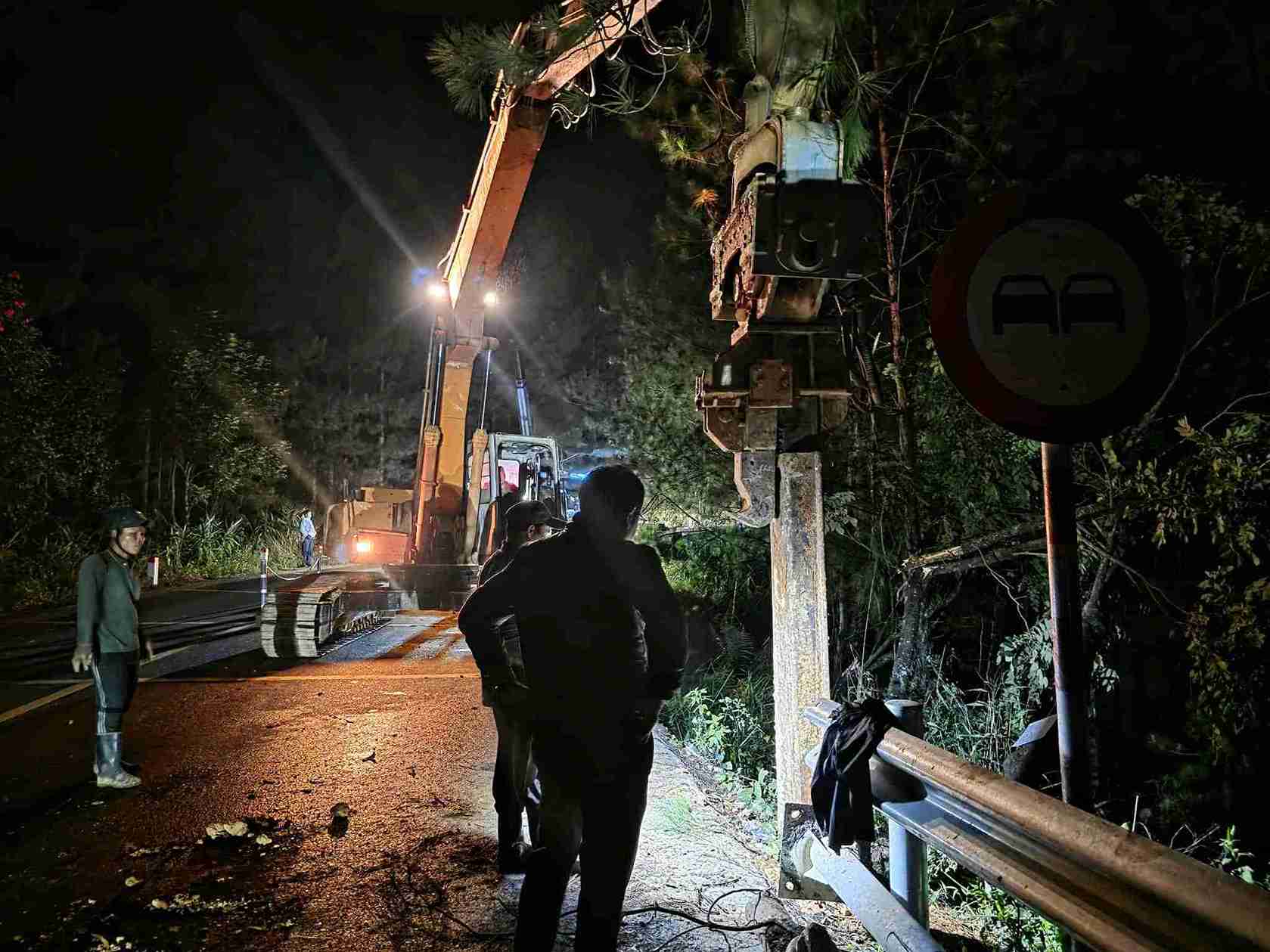 Cong tac gia co, khac phuc deo Mimosa duoc cac luc luong trien khai xuyen dem va den sang nay 19.11 van tiep tuc. Anh: Phuc Khanh