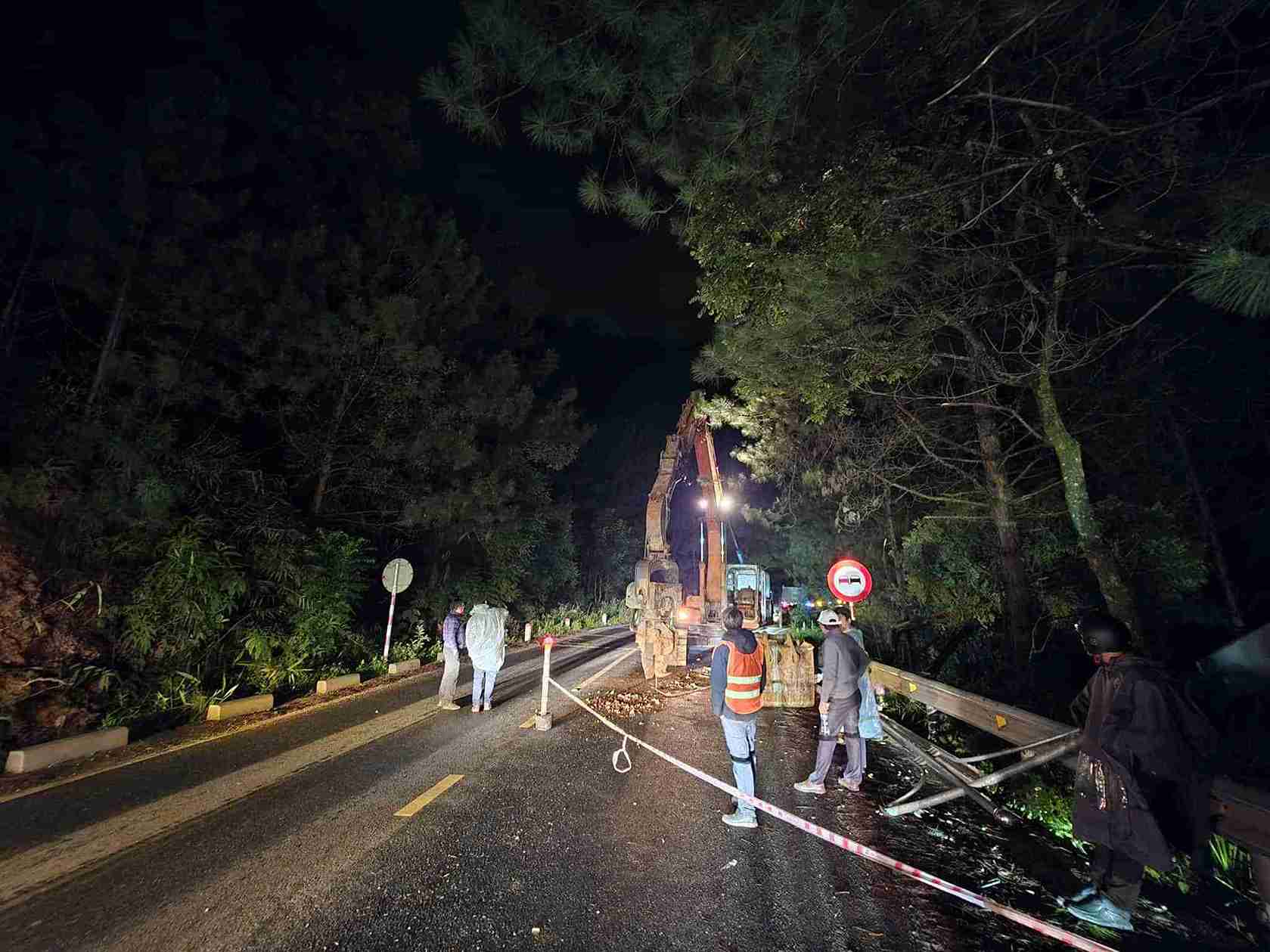 Las fuerzas de la provincia de Lam Dong refuerzan dia y noche el punto de deslizamiento de tierra en el paso de Mimosa. Foto: Phuc Khanh