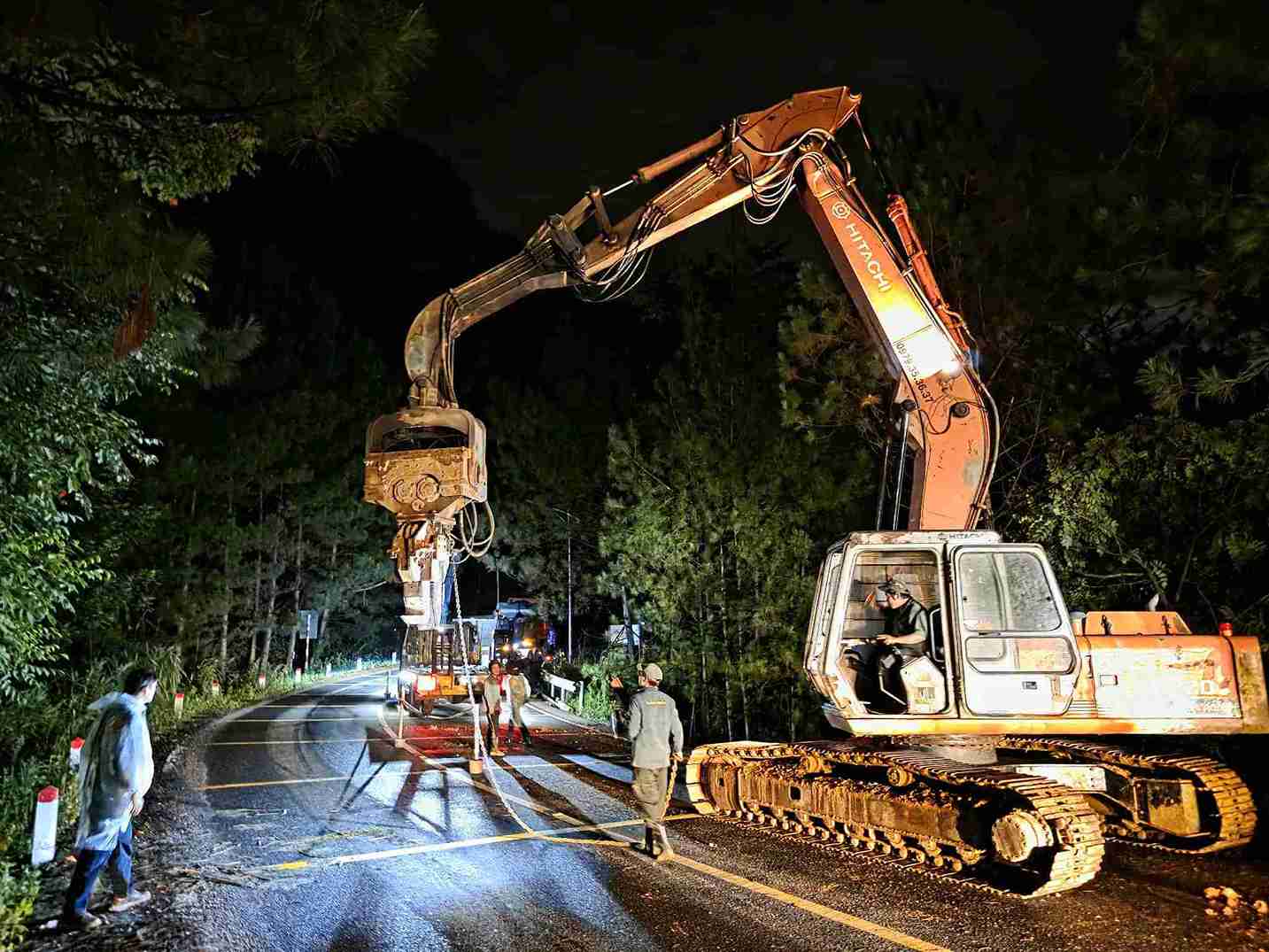 Trong dem 18.11, cac don vi da khan truong tap ket vat tu de chuan bi thuc hien gia co diem sat lo tren deo Mimosa. Anh: Phuc Khanh