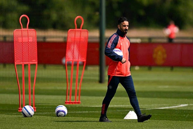 Ruben Amorim chua the hai long ve tuyen giua cua Man United.  Anh: AFP