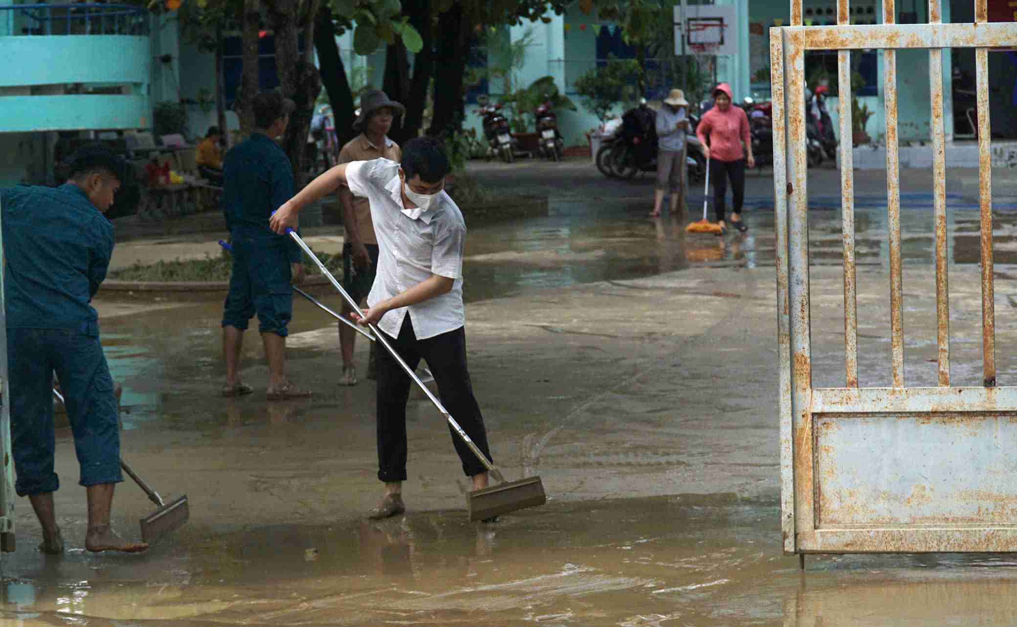 Many schools in Khanh Hoa continue to let students stay home from school because the flood water exceeded the warning level. Photo: Binh Quy