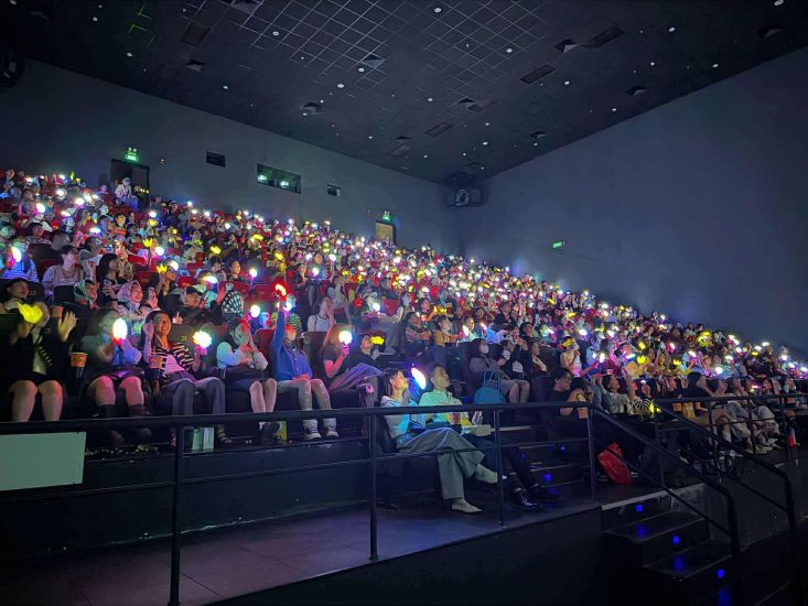 El publico sale al cine a ver 'G-Dragon In Cinema: Übermensch' de G-Dragon. Foto: Mockingbird Pictures