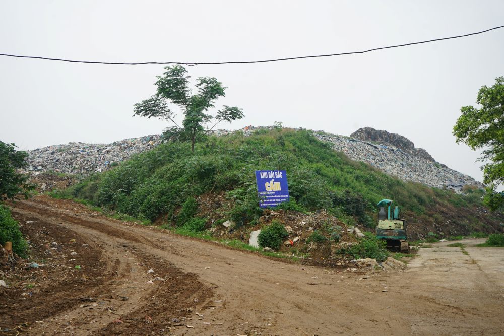Bãi rác “khổng lồ” ở phường Sầm Sơn sẽ đóng cửa vào ngày 31.12 tới đây. Ảnh: Quách Du