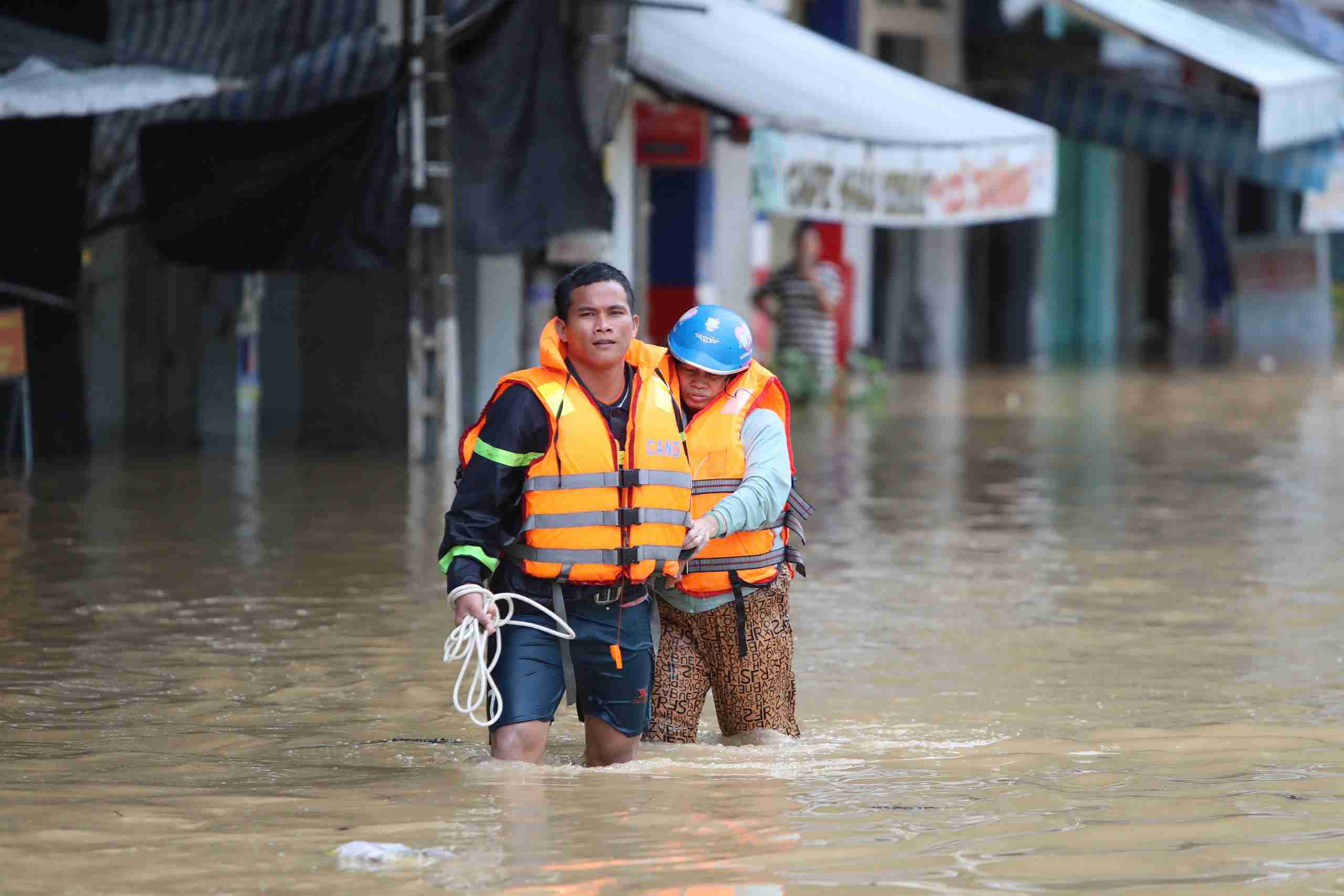 Nhieu khu vuc o phuong Tay Nha Trang dang nhap sau do nuoc lu dang nhanh. Anh: Huu Long