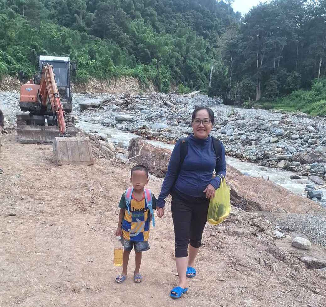 Co Hoang Thi Lan, Pho Hieu truong nha truong don hoc sinh vao lop. Anh: Ngoc Anh