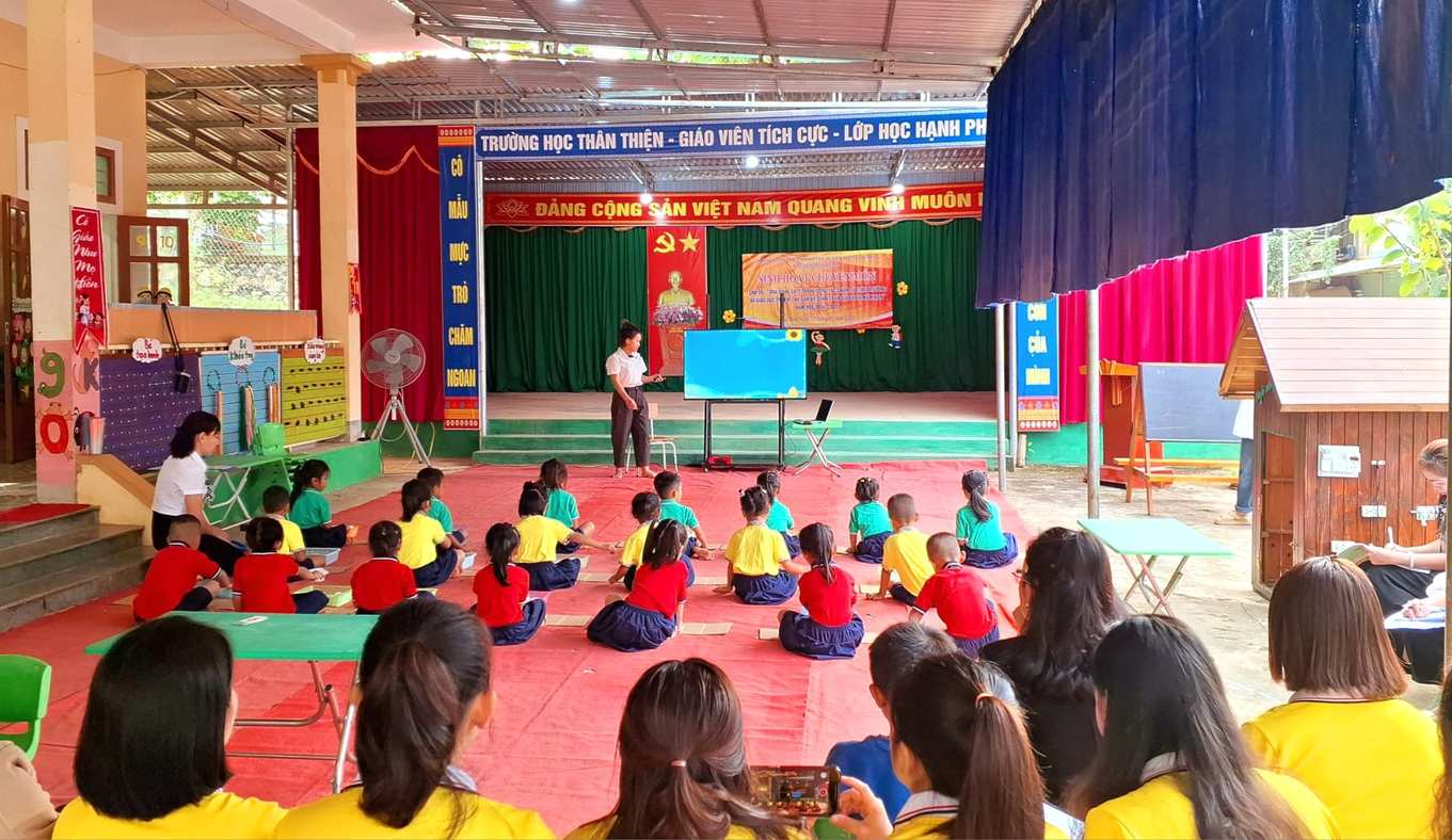 Du kho khan, cac co giao van tich cuc doi moi phuong phap day hoc, nang cao chat luong giao duc, cham soc tre. Anh: Ngoc Anh