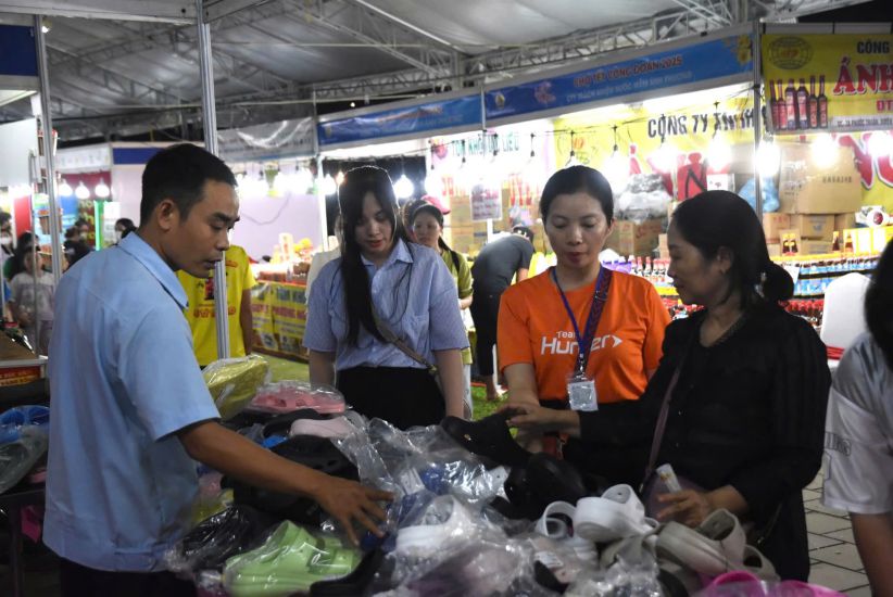 組合員と労働者は、ドンナイ省労働総同盟が主催する旧労働組合テト市場で商品を購入します。写真: ハ・アン・チエン